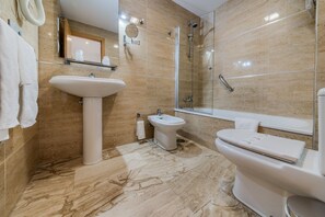 Appartement, 2 slaapkamers | Badkamer | Een bad/douchecombinatie, een regendouche, handdoeken