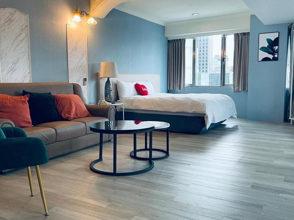 Executive Suite | Blackout drapes, soundproofing, iron/ironing board, free WiFi