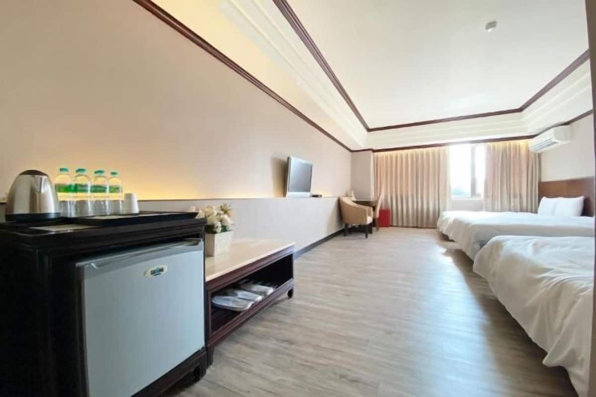 1 bedroom, blackout curtains, soundproofing, iron/ironing board