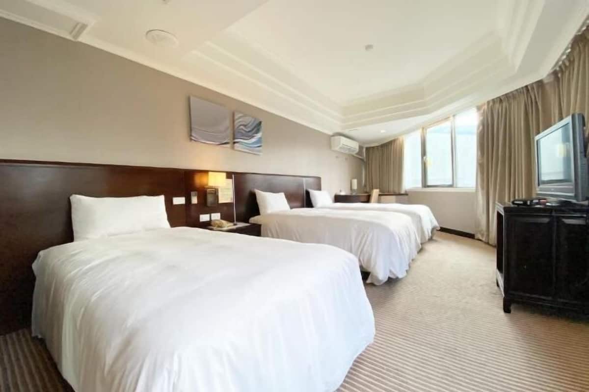1 bedroom, blackout curtains, soundproofing, iron/ironing board