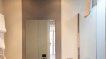 Dusche, Haartrockner, Handtücher, Shampoo