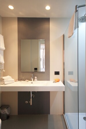Shower, hair dryer, towels, shampoo - Manin Suites (Rome)