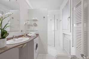 Apartment, Balcony | Bathroom | Shower, rainfall showerhead, free toiletries, hair dryer - Palazzo Brando (Treviso)