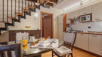 Appartement, 3 chambres | Cuisine privée | Grand réfrigérateur, micro-ondes, plaque de cuisson