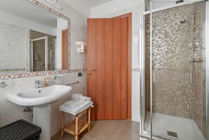 Superior appartement, 2 slaapkamers | Badkamer | Een douche, een regendouche, gratis toiletartikelen, een haardroger