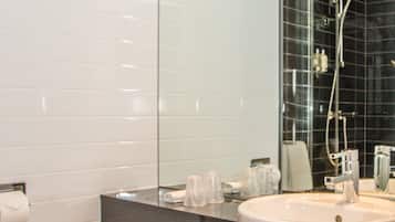 Combined shower/tub, free toiletries, hair dryer, towels