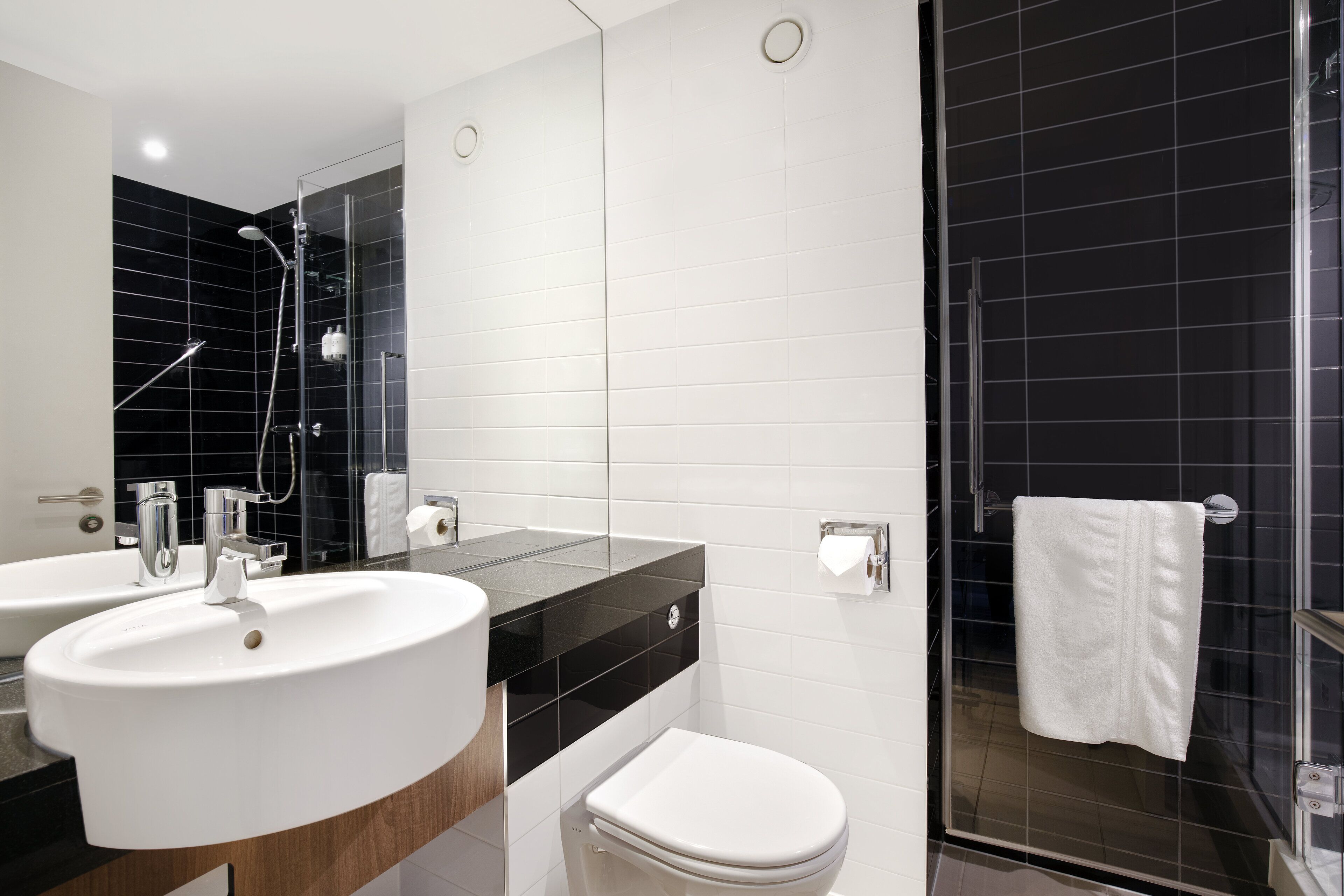 Combined shower/tub, free toiletries, hair dryer, towels