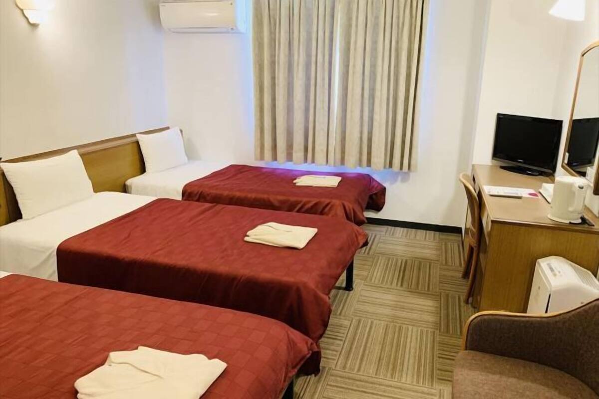 Planxa i posts de planxar, wifi gratuïta i roba de llit