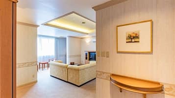 Kamer, niet-roken (Suite, 50m²) | Een strijkplank/strijkijzer, gratis wifi, beddengoed