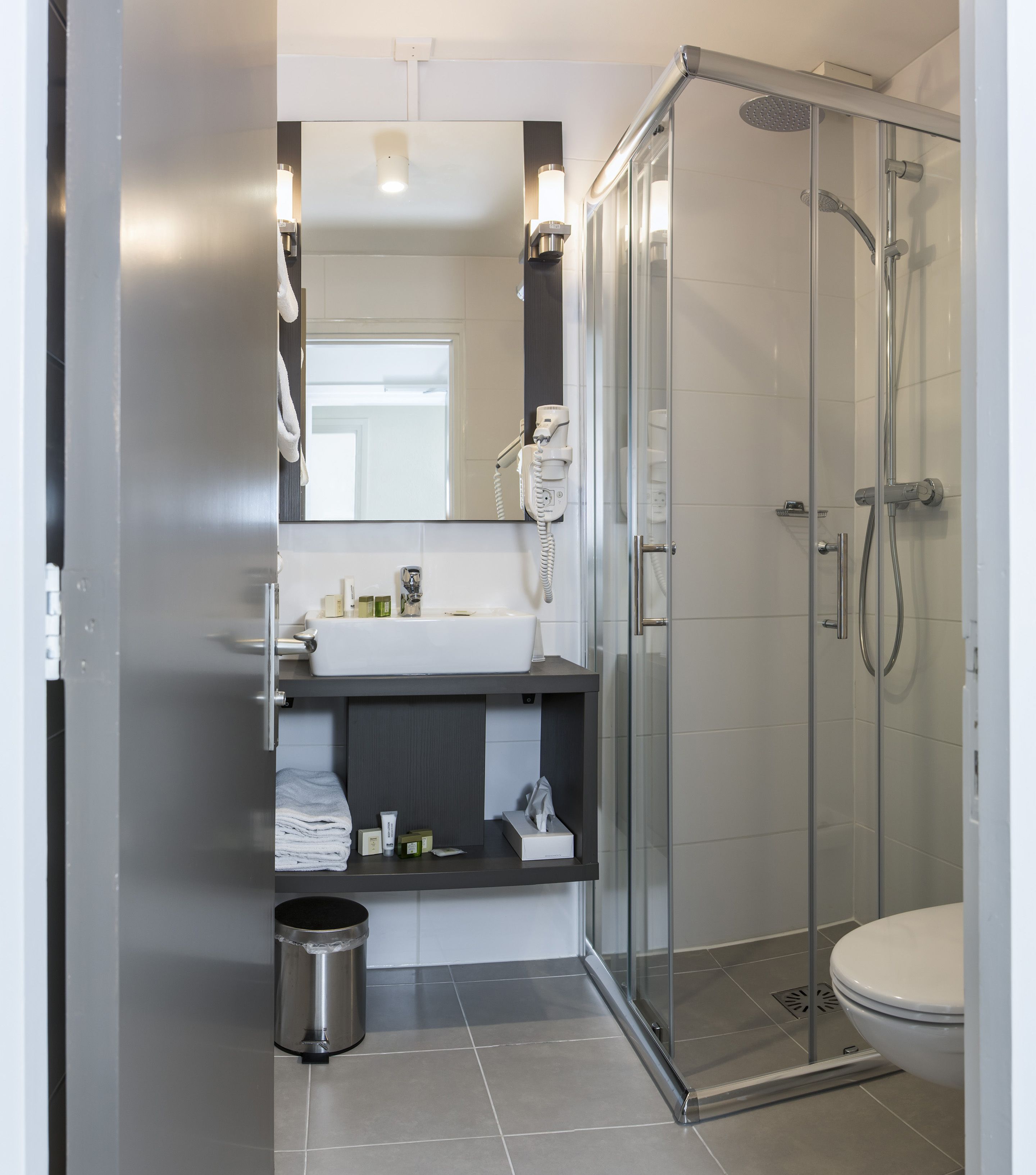 luxury double room | bathroom | shower, free toiletries, hair dryer, towels