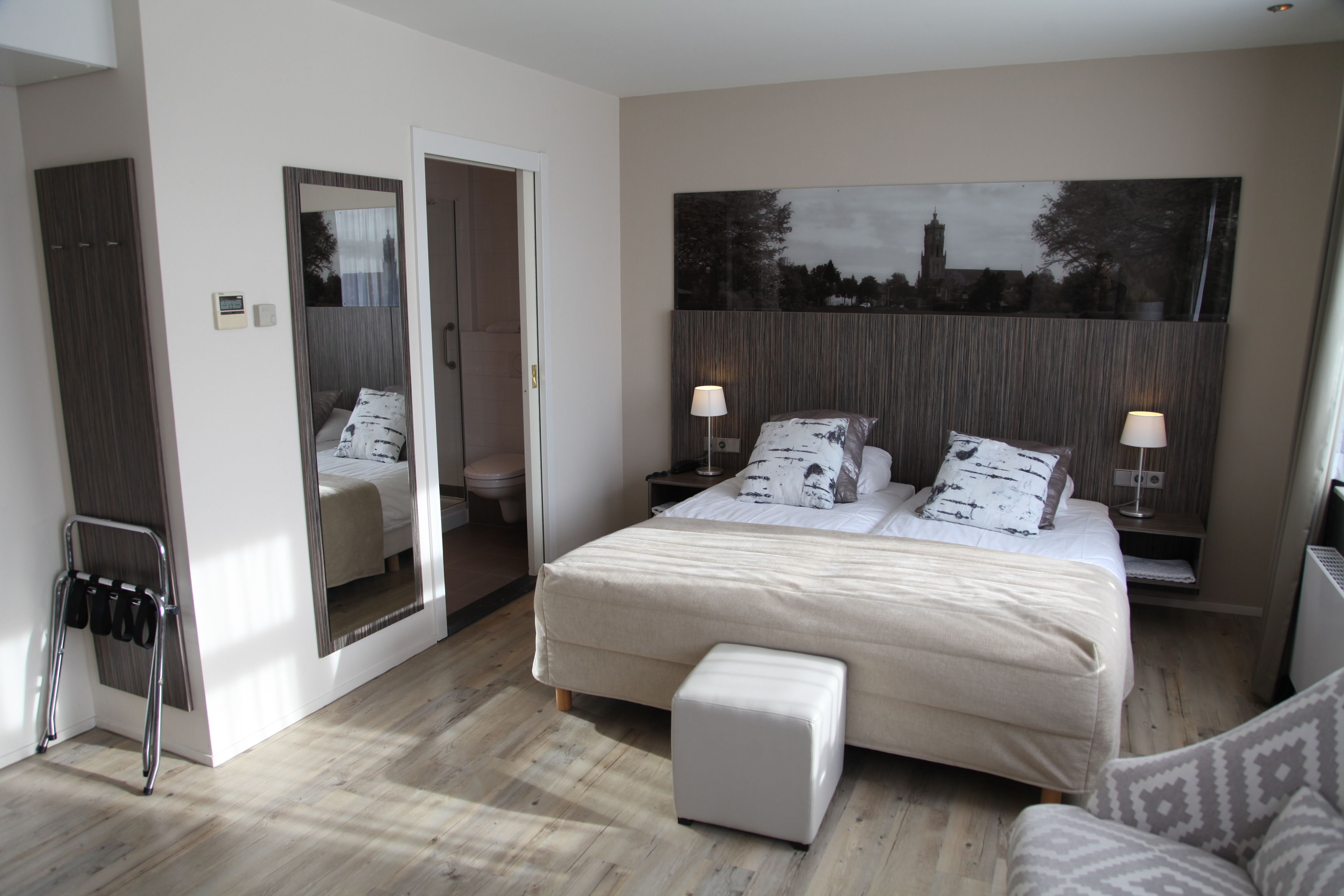 Suite | Minibar, brankas, meja kerja, dan ruang kerja ramah laptop