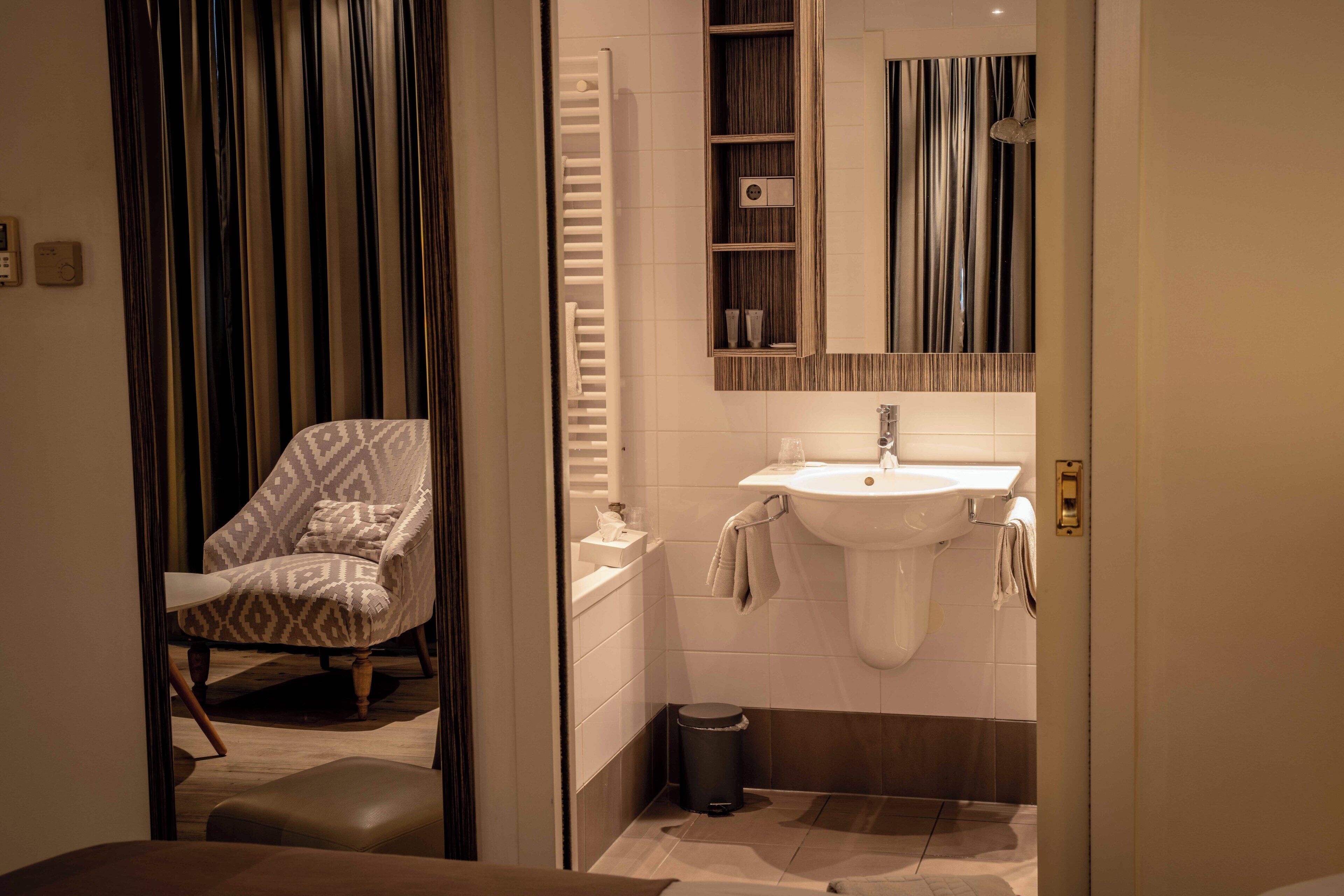 Suite | Minibar, in-room safe, desk, laptop workspace