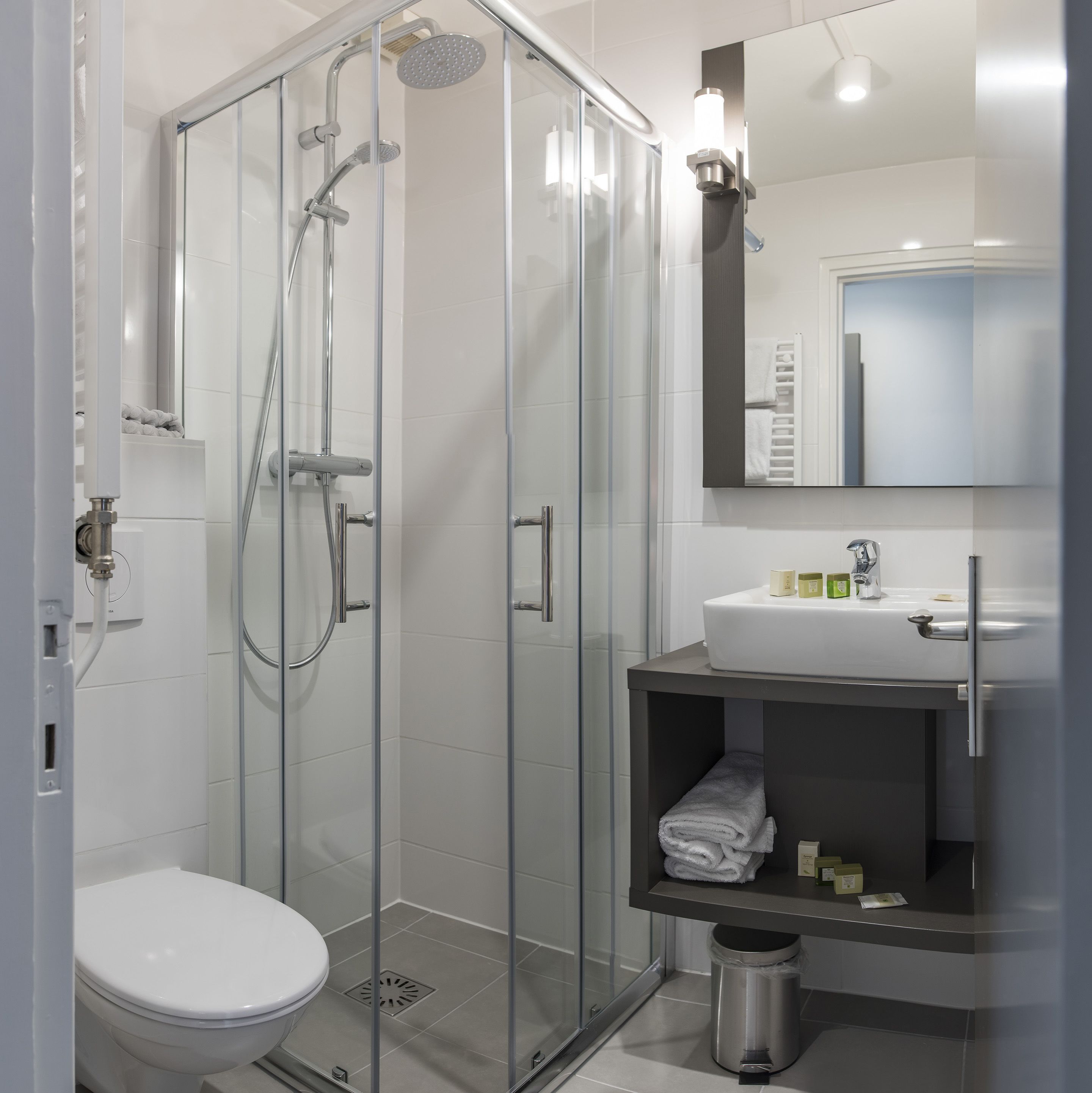 basic room | bathroom | shower, free toiletries, hair dryer, towels