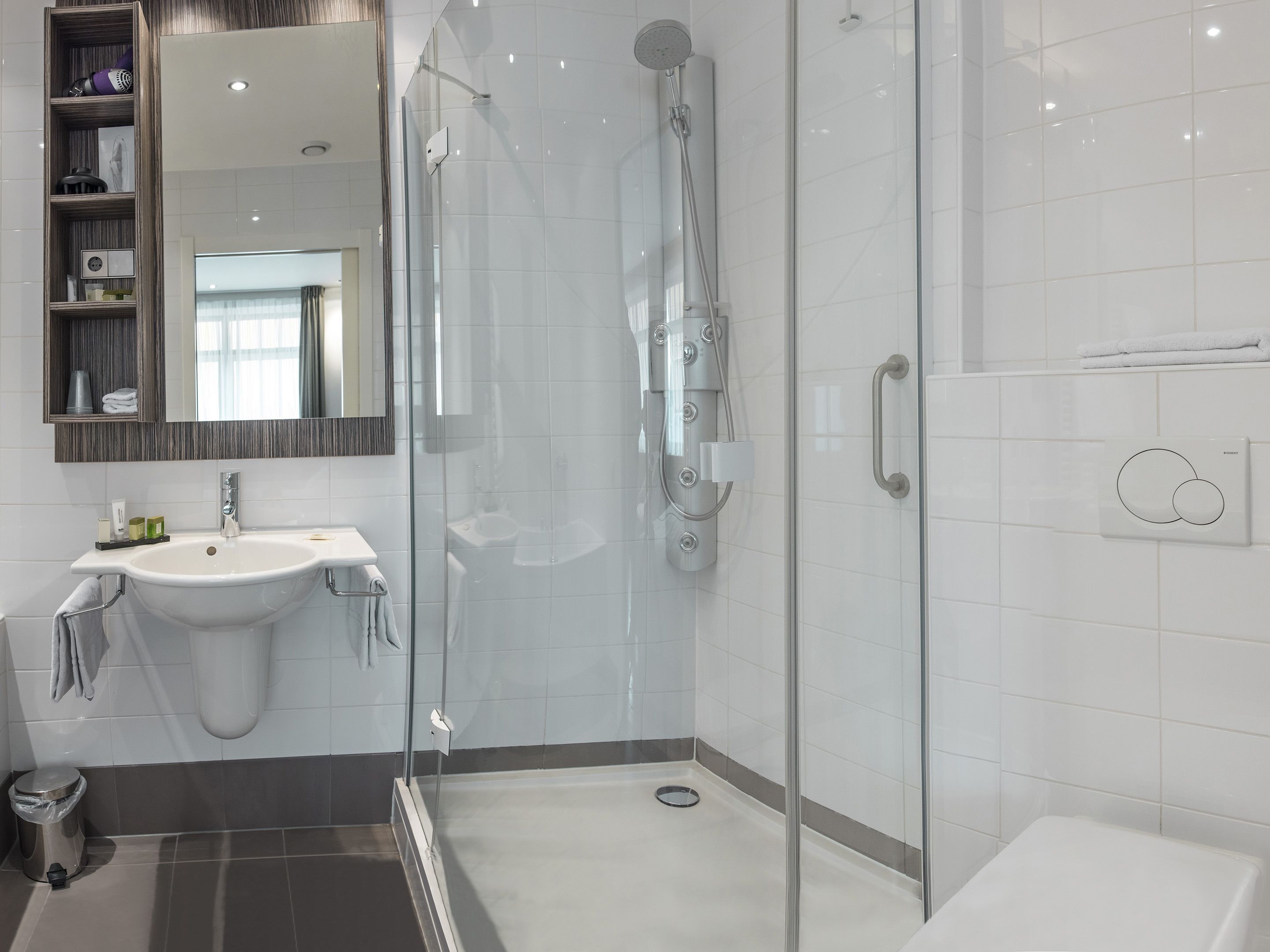 suite | bathroom shower