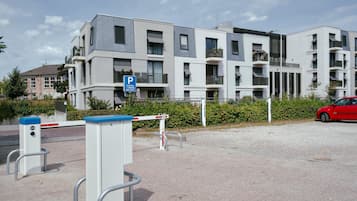 Electric vehicle charging station