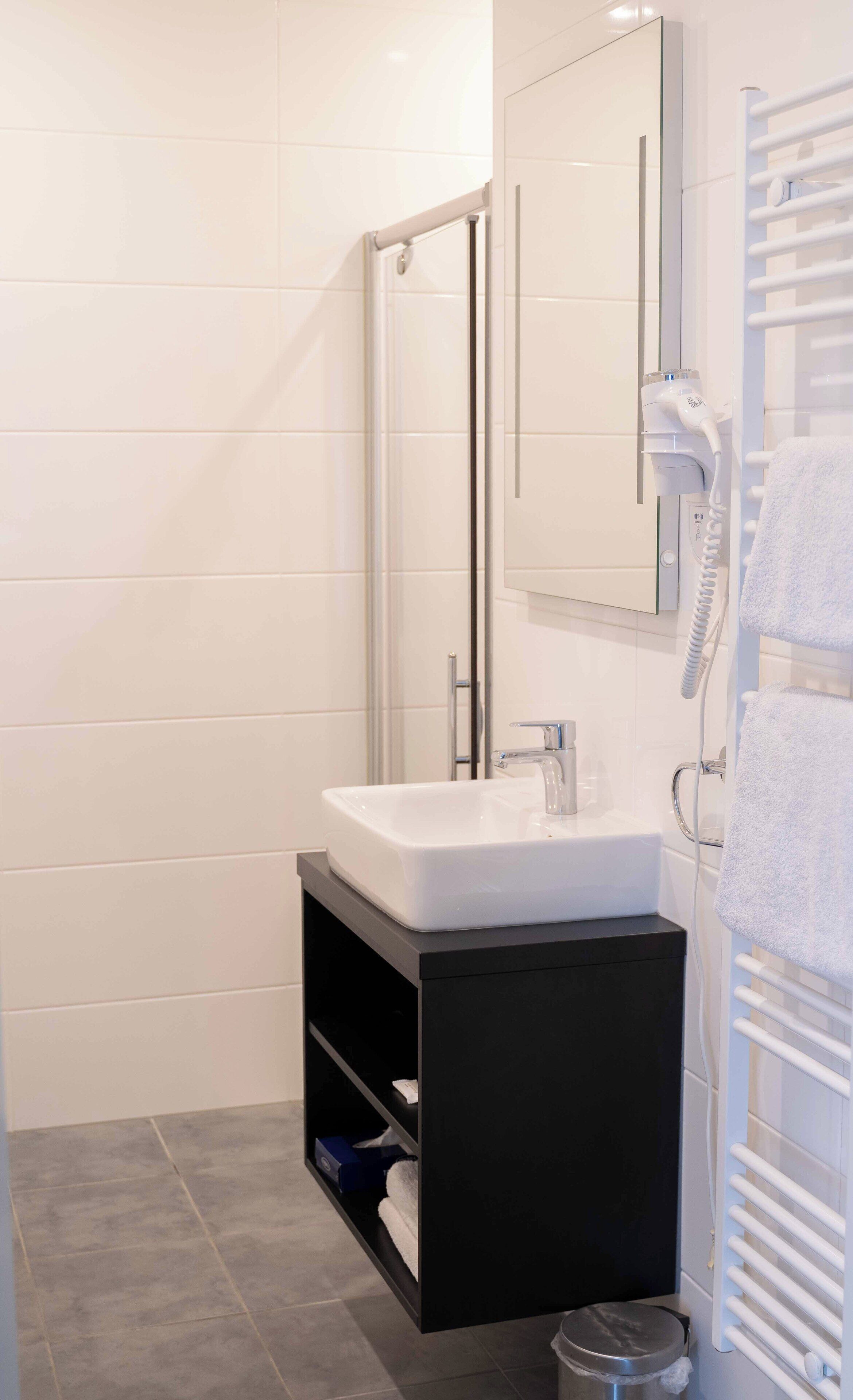 junior suite | bathroom | shower, free toiletries, hair dryer, towels