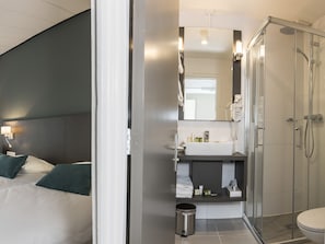 Standard-Zweibettzimmer, 2 Einzelbetten | Badezimmer | Dusche, kostenlose Toilettenartikel, Haartrockner, Handtücher