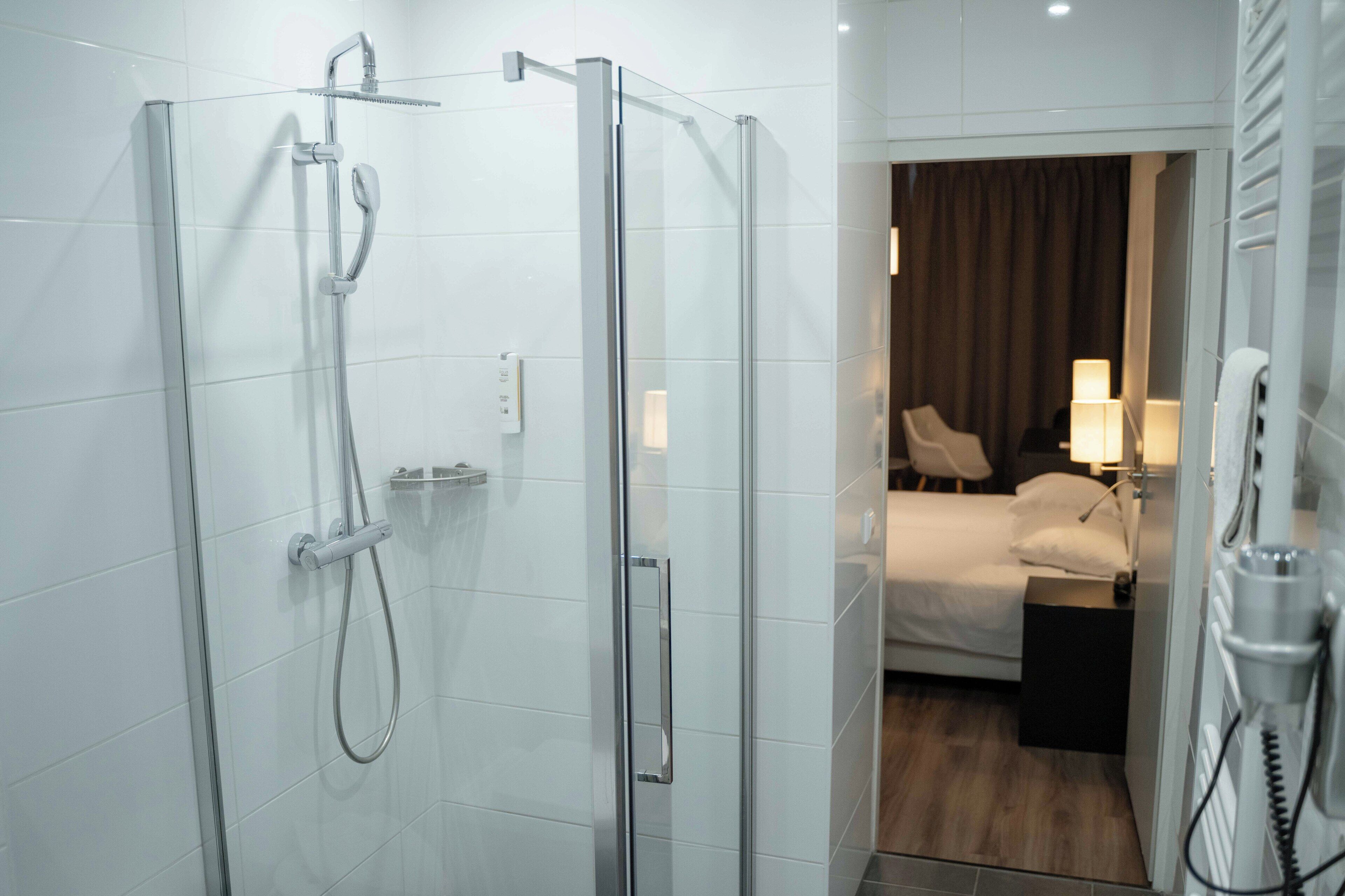Standard Room | Bathroom | Shower, free toiletries, hair dryer, towels