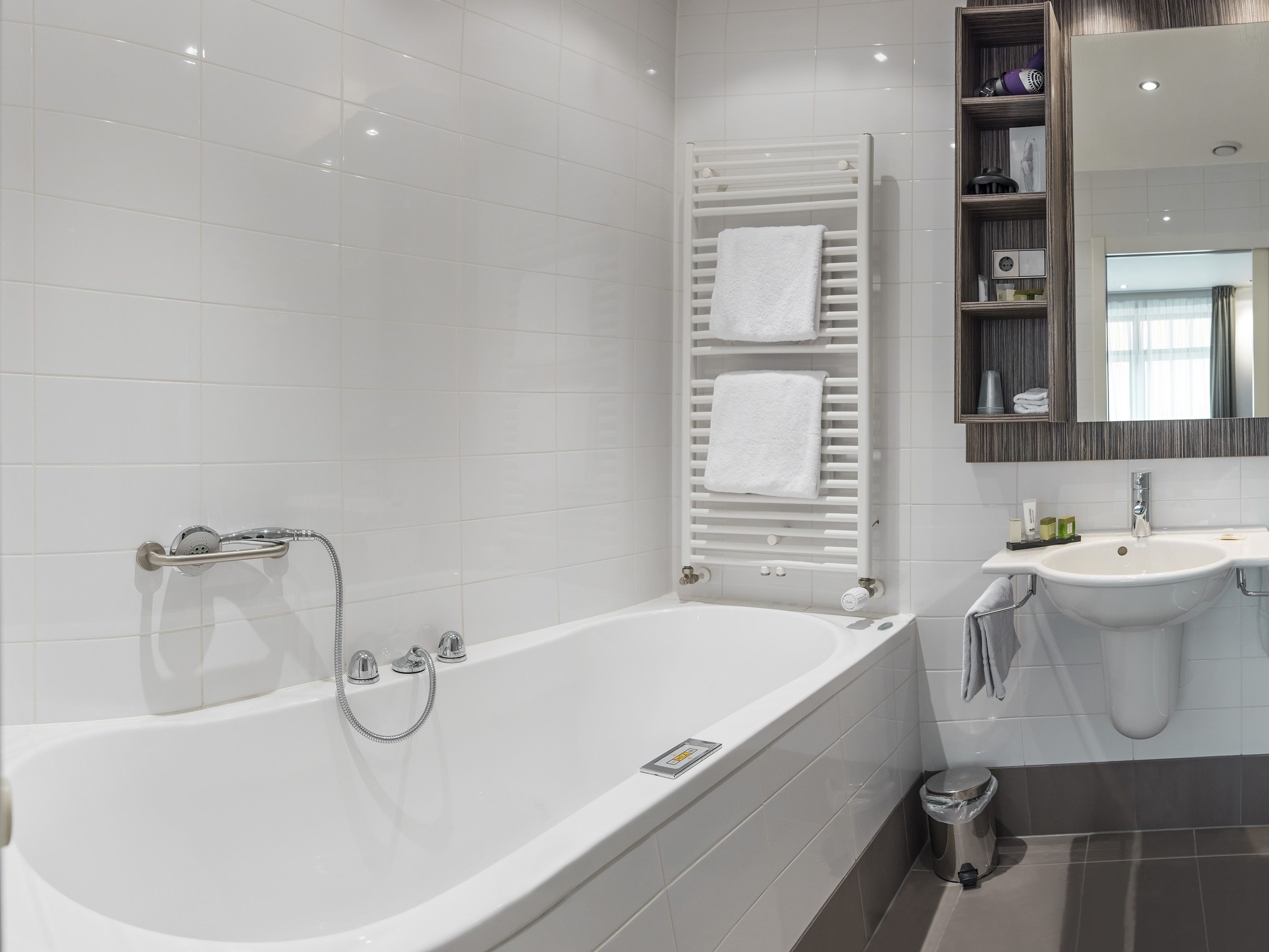 suite | jetted bathtub