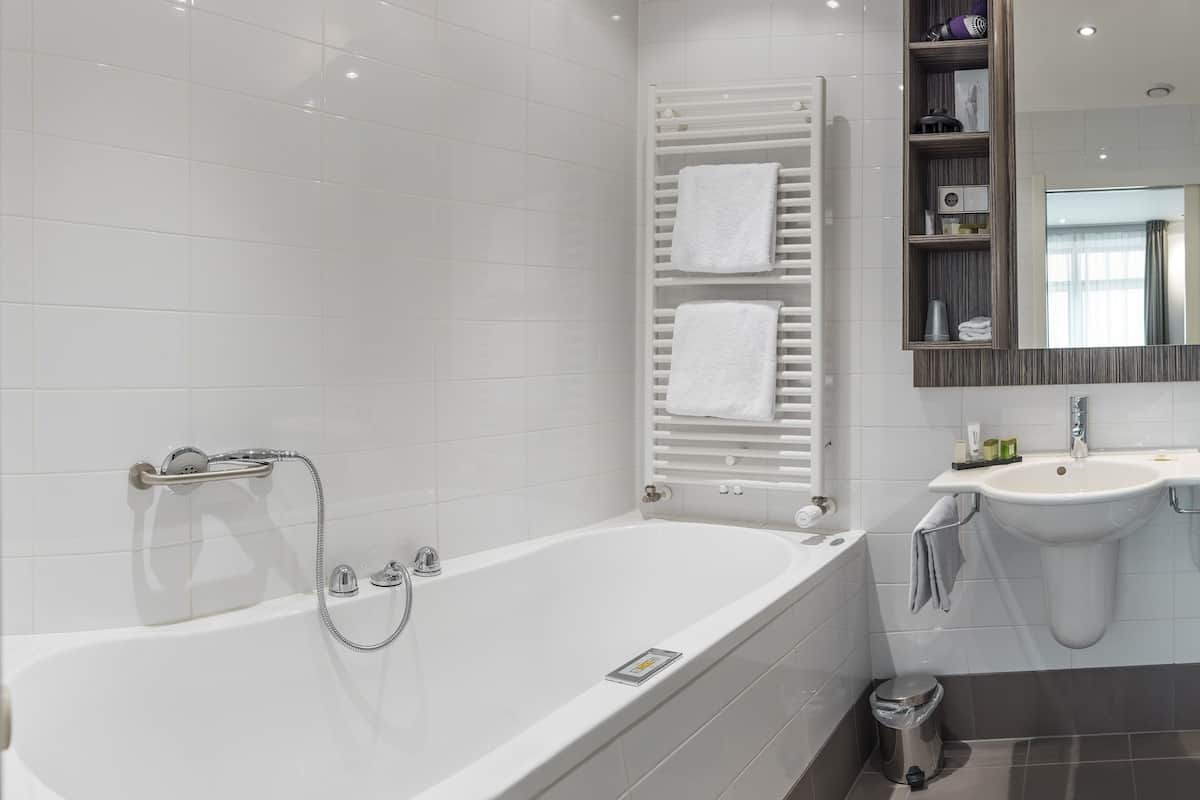 suite | jetted bathtub