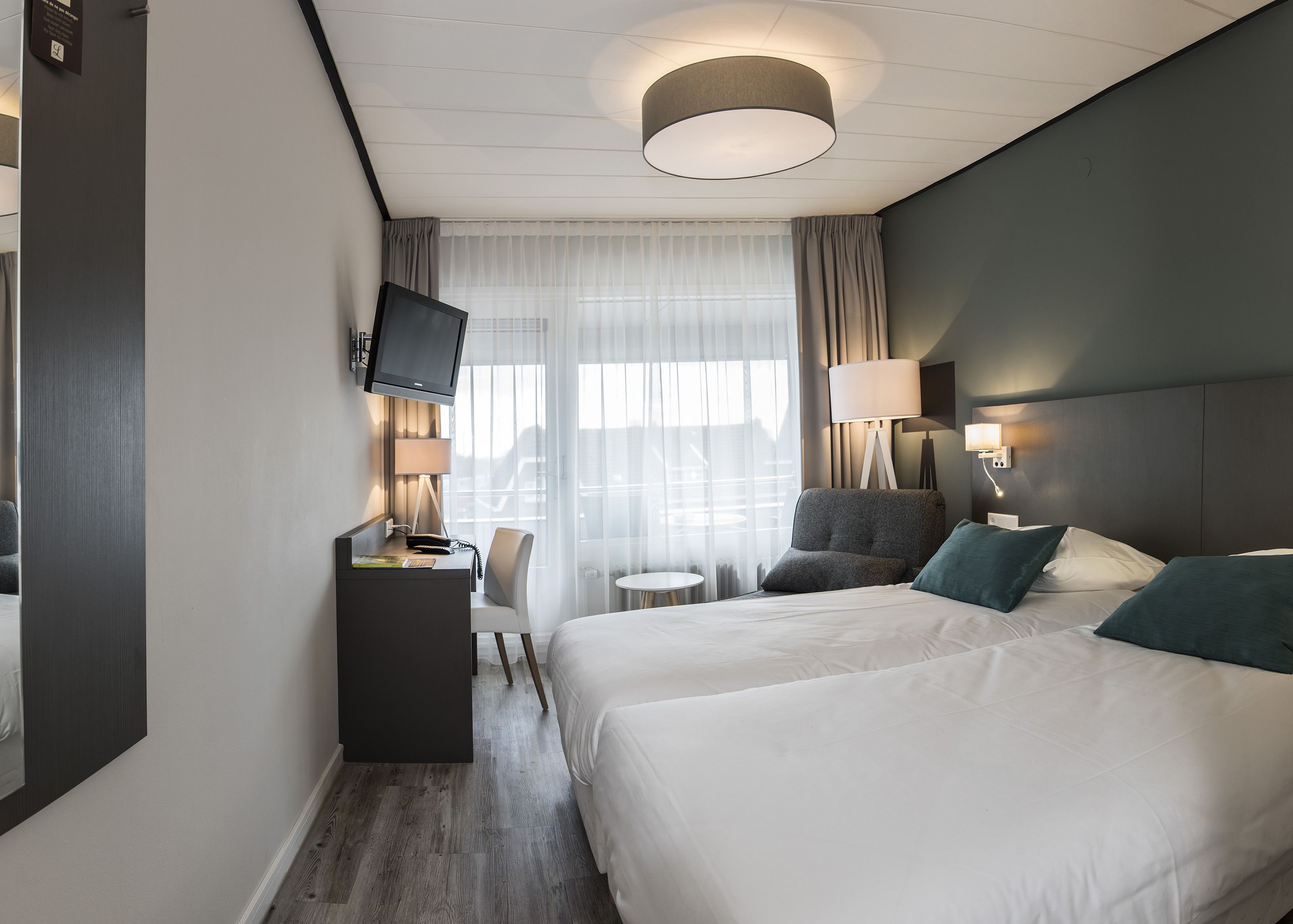 standard room | 1 bedroom, minibar, in-room safe, desk