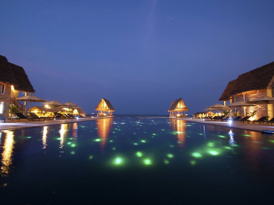 3 buitenzwembaden, parasols voor strand/zwembad