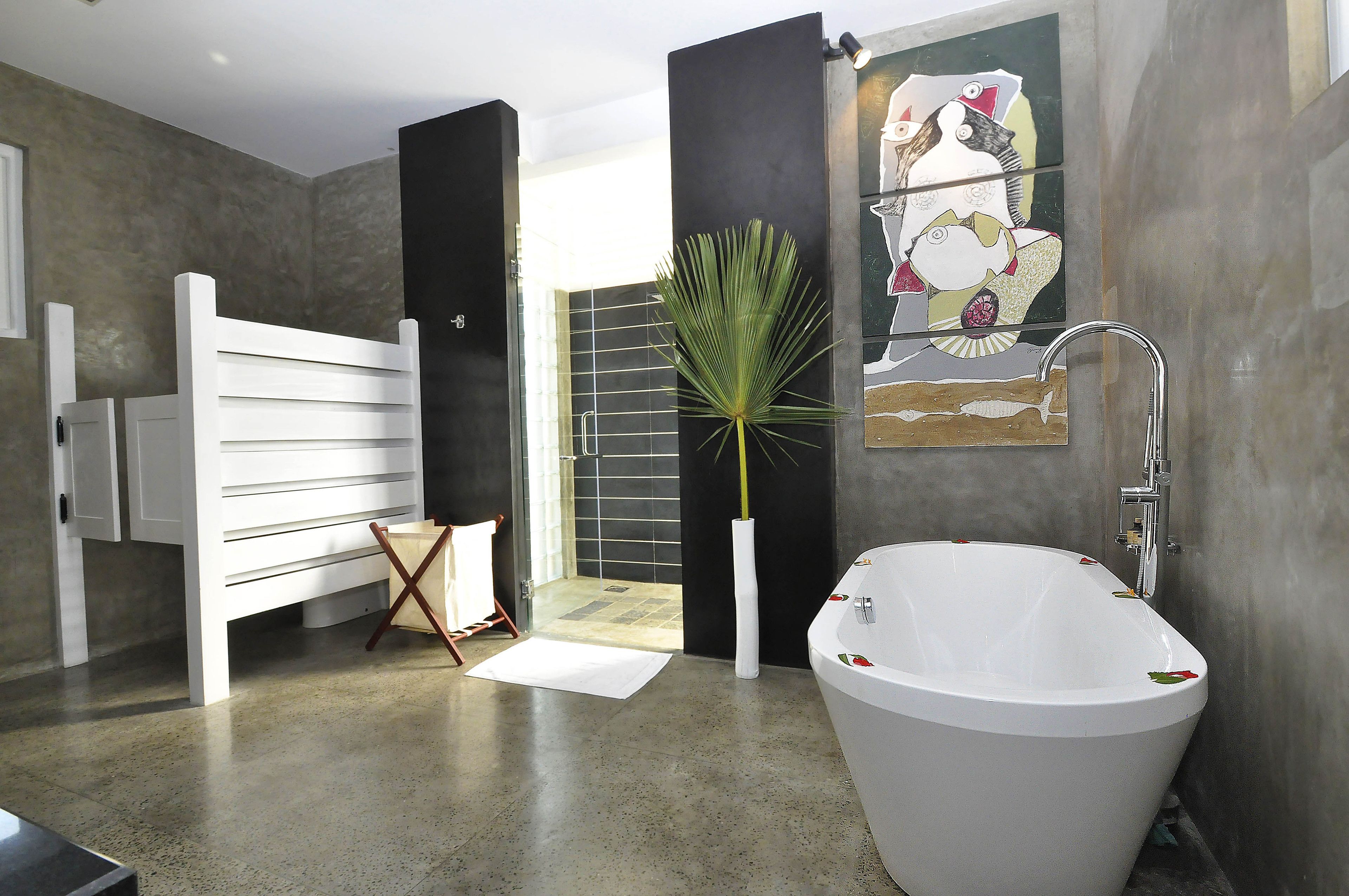 separate bathtub and shower, rainfall showerhead, free toiletries