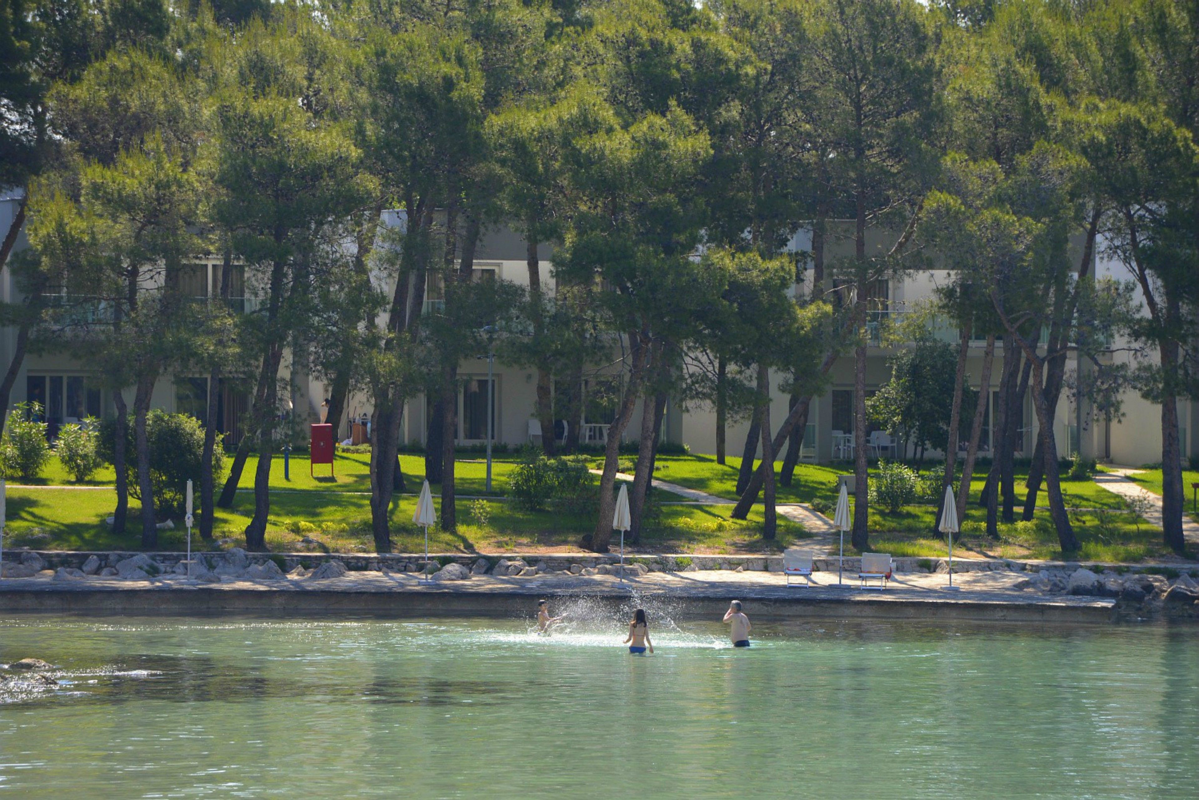Playa privada, sillas reclinables de playa, sombrillas, toallas de playa