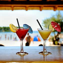 4 bars/lounges, een strandbar