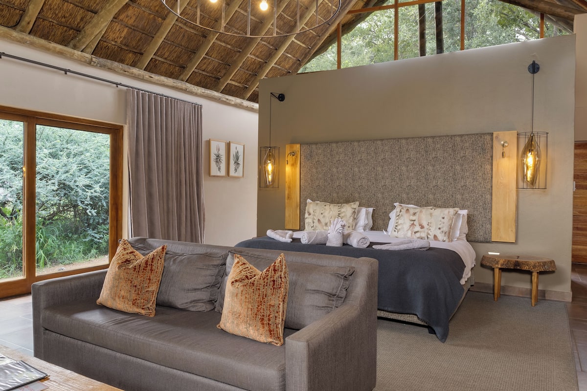 Luxury-Suite, 1 King-Bett, Whirlpool | 1 Schlafzimmer, Minibar, Zimmersafe, individuell dekoriert