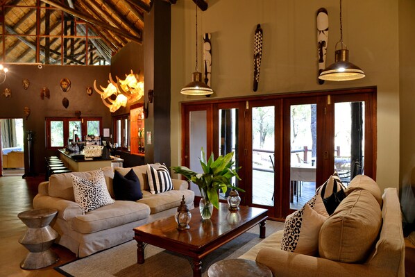 Lobby lounge