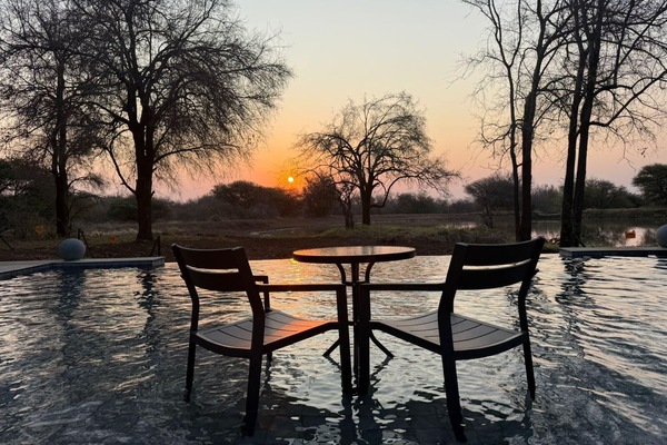 Außenpool, Sonnenschirme, Liegestühle