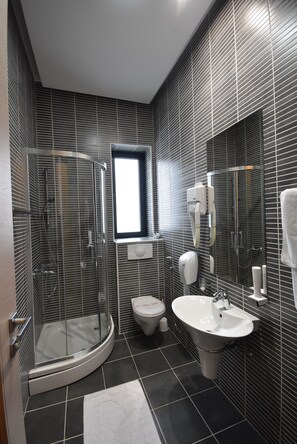 Minibar, in-room safe, soundproofing, iron/ironing board - Hotel Villa Melody (Sarajevo)