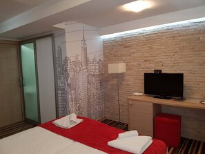 Minibar, in-room safe, soundproofing, iron/ironing board - Hotel Villa Melody (Sarajevo)