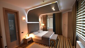 Een minibar, een kluis op de kamer, geluiddichte muren