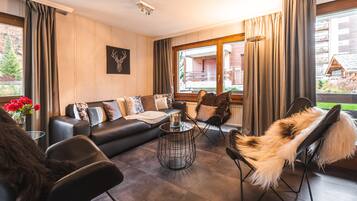 Luxury Apartment (1. Stock) | Hochwertige Bettwaren, individuell dekoriert, individuell eingerichtet