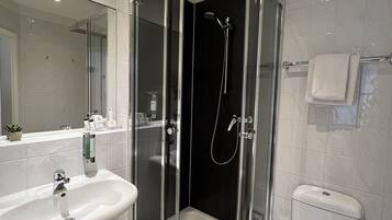Einzelzimmer | Badezimmer | Kostenlose Toilettenartikel, Haartrockner, Handtücher