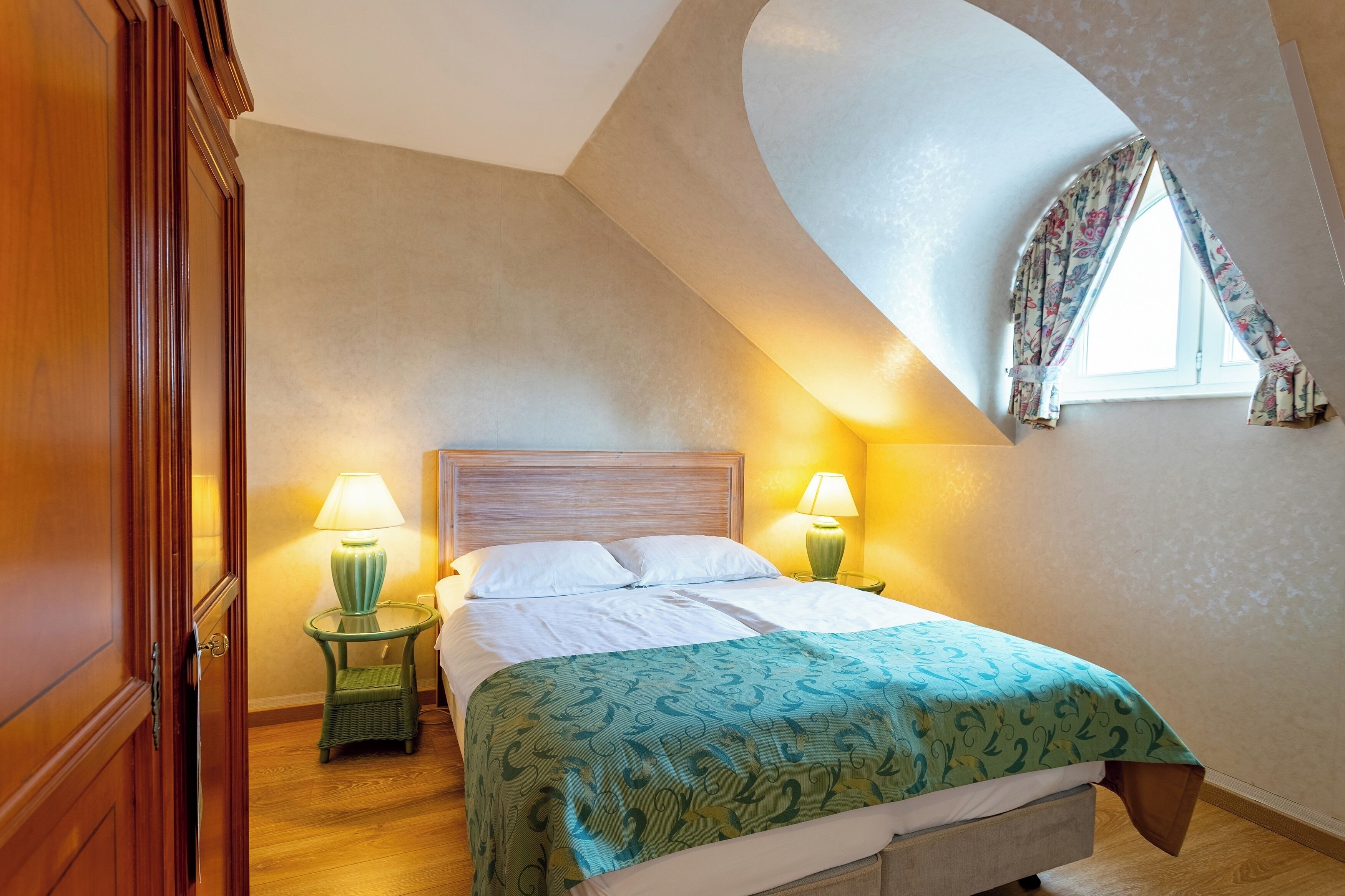 Hypo-allergenic bedding, minibar, desk, laptop workspace