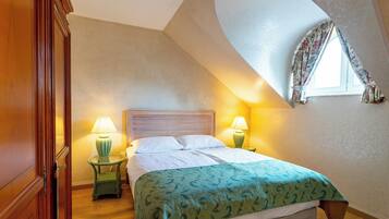 Hypo-allergenic bedding, minibar, desk, laptop workspace