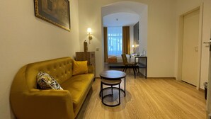 Junior suite | Hypoallergeen beddengoed, een minibar, een bureau, een laptopwerkplek