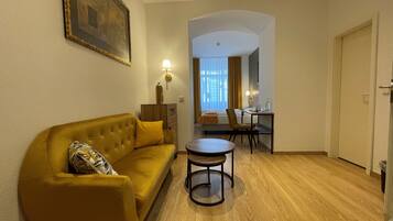 Ropa de cama hipoalergénica, minibar y escritorio