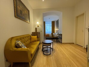 Suite junior | Ropa de cama hipoalergénica, minibar y escritorio