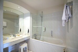 Chambre Familiale, 2 chambres | Salle de bain | Articles de toilette gratuits, sèche-cheveux, serviettes fournies