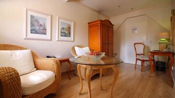 Hypo-allergenic bedding, minibar, desk, laptop workspace