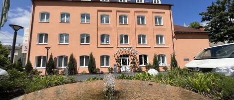 Vista frontal de la propiedad