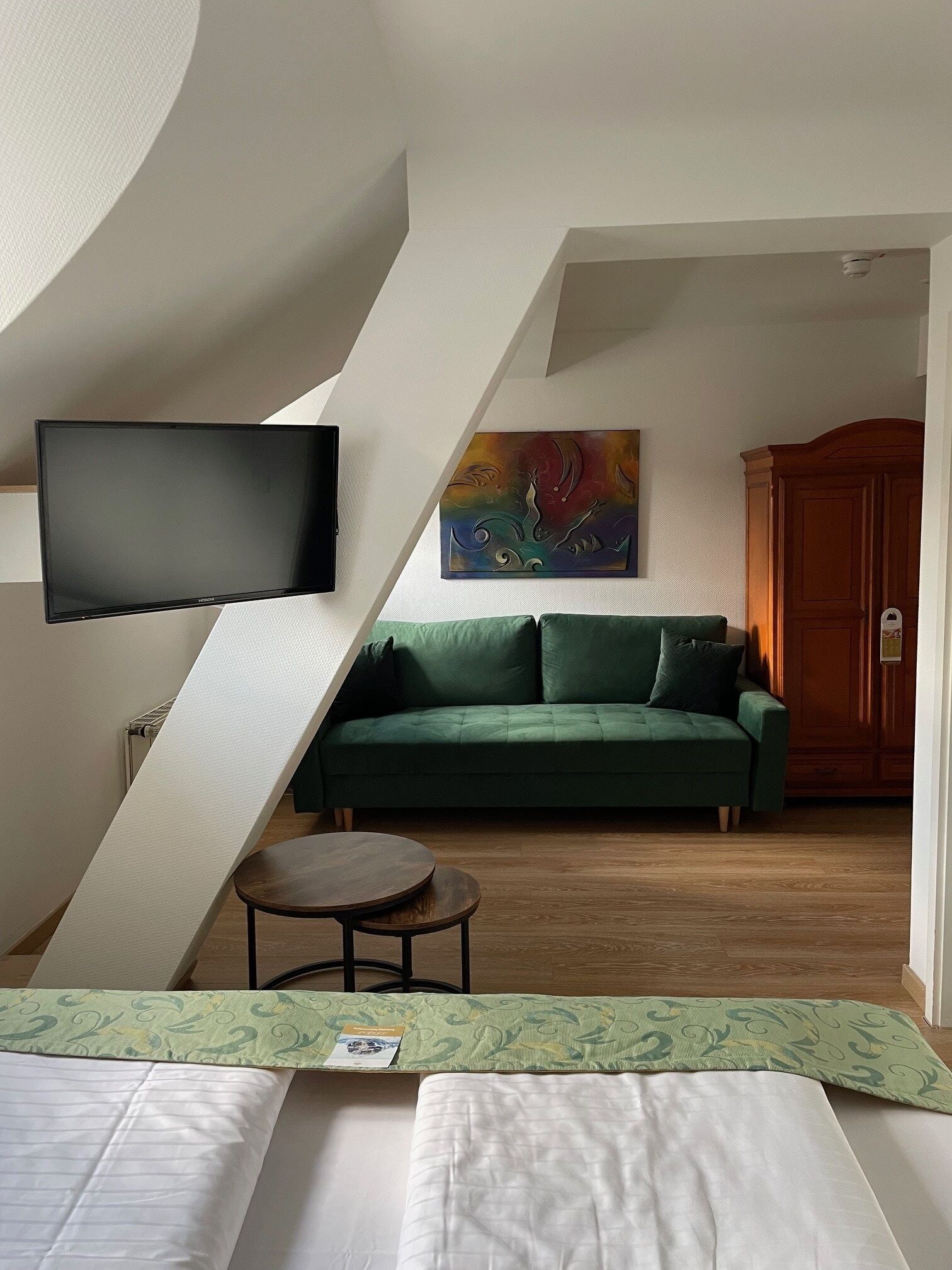 Junior suite | Hypoallergeen beddengoed, een minibar, een bureau, een laptopwerkplek
