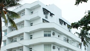 A multi-story white building with balconies, large windows, and a sign that reads "Sea View". - Sai Sea City Hotel (Colombo)