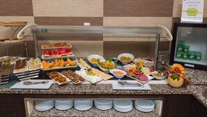 Bữa sáng buffet hàng ngày với phụ phí nhỏ 
