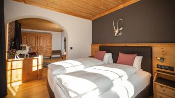 Quarto casal júnior | Área de estar | TV LCD