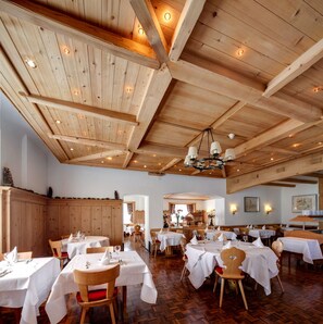 Breakfast and dinner served, international cuisine - Hotel Parsenn (Davos)